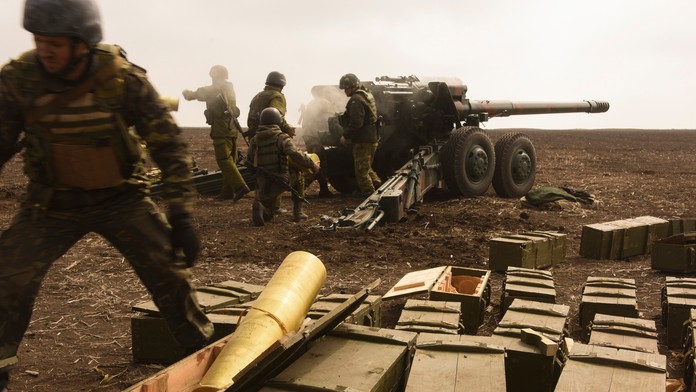 Ukrajinskí vojaci počas vojenského cvičenia.