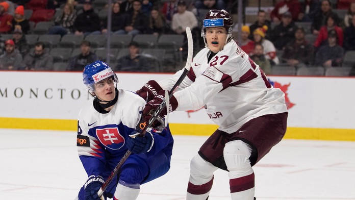 Servác Petrovský v zápase hokejových MS hráčov do 20 rokov Slovensko - Lotyšsko.
