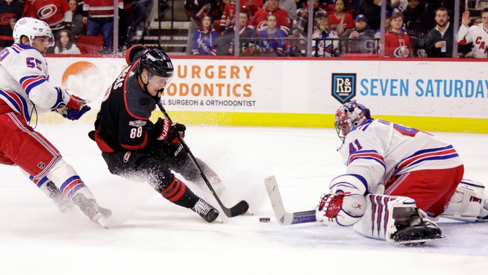 Tatar po 10 mesiacoch opäť dvojgólový, Halák so siedmym víťazstvom v rade