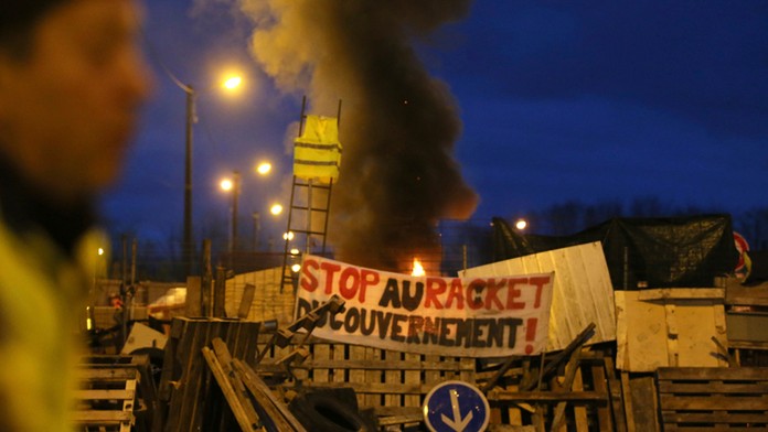 Protest proti zvyšovaniu daní z pohonných hmôt v Le Mans.