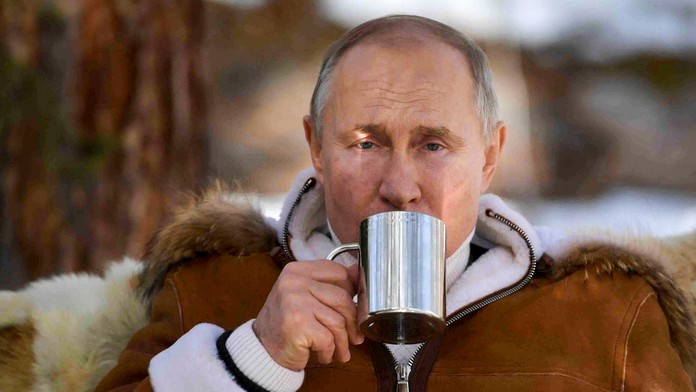 Ruský prezident Vladimir Putin pije zo šálky v rámci prestávky počas víkendovej návštevy tajgy na Sibíri.