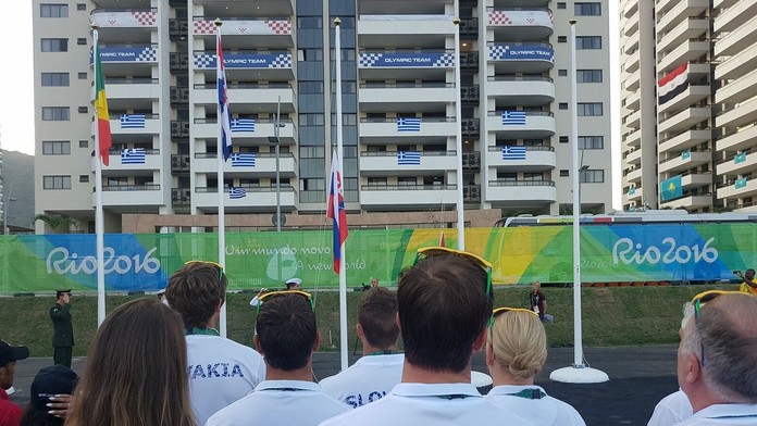 Vztyčovanie slovenskej vlajky v Olympijskej dedine.