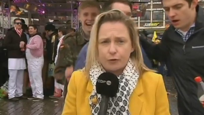 Reportérka RTBF Esmeralda Labye, ktorú obťažovali počas živého vsutp na kolínskom karnevale.