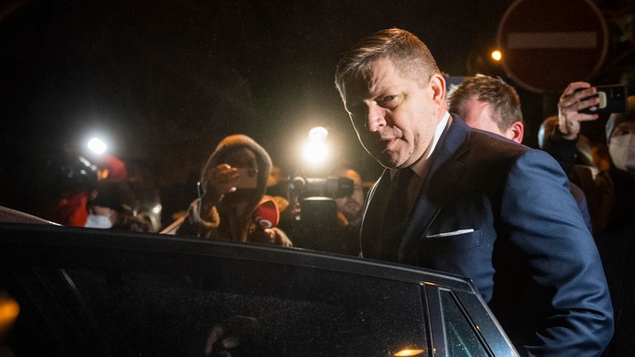 Na snímke Robert Fico opúšťa policajnú stanicu