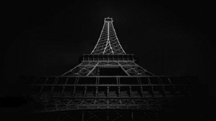 Eiffelova veža sa ponorila do tmy na počesť obetí parížskeho útoku.