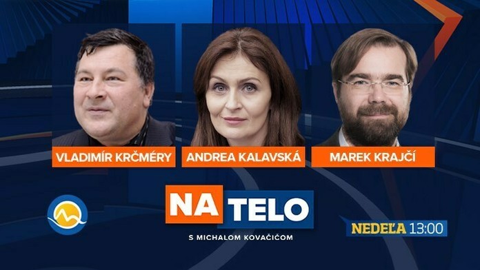 Pracovníčka drogérie dezinfikuje pokladňu v obchodnom centre v Košiciach.