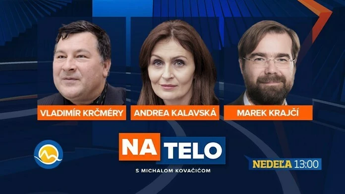 Pracovníčka drogérie dezinfikuje pokladňu v obchodnom centre v Košiciach.