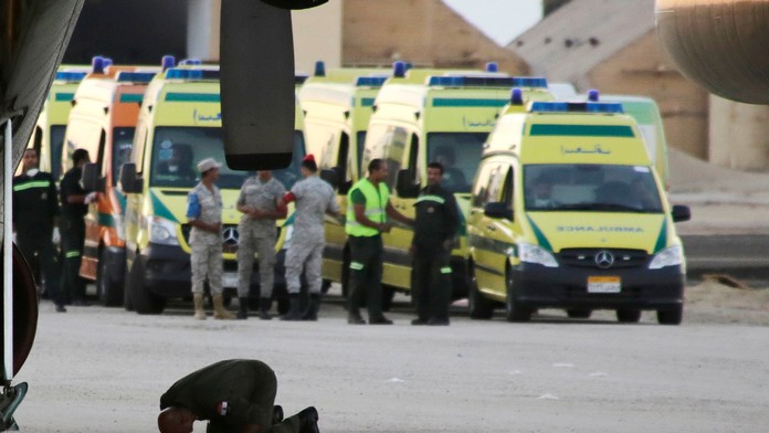 Egyptský záchranár sa modlí za obete tragédie.