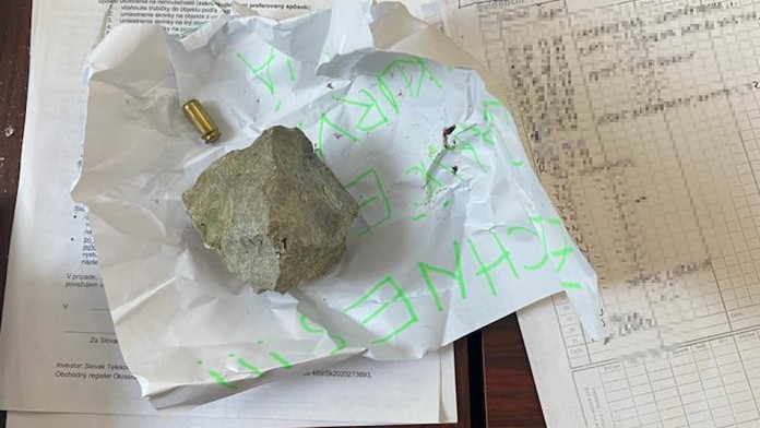 Takýto výhražný odkaz si našiel v kancelárií Janíček.