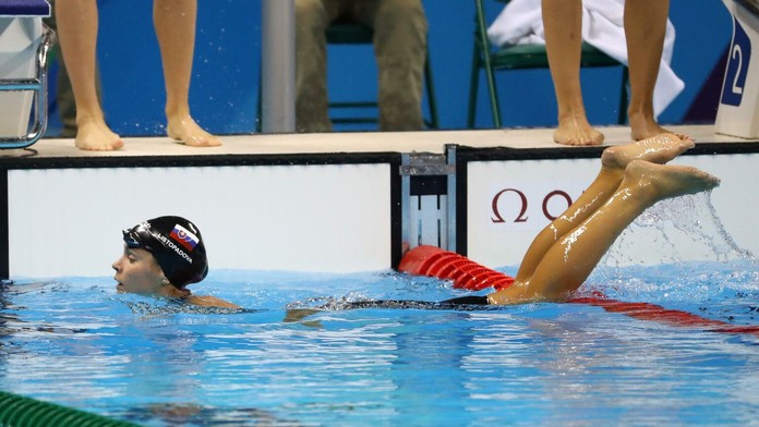 Katarína Listopadová po rozplavbách na 100 m motýlik na letných olympijských hrách v Riu de Janeiro.