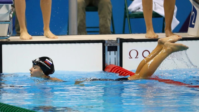 Katarína Listopadová po rozplavbách na 100 m motýlik na letných olympijských hrách v Riu de Janeiro.
