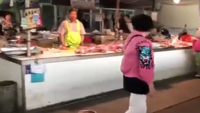 Vtipná scéna z čínskeho mäsiarstva.