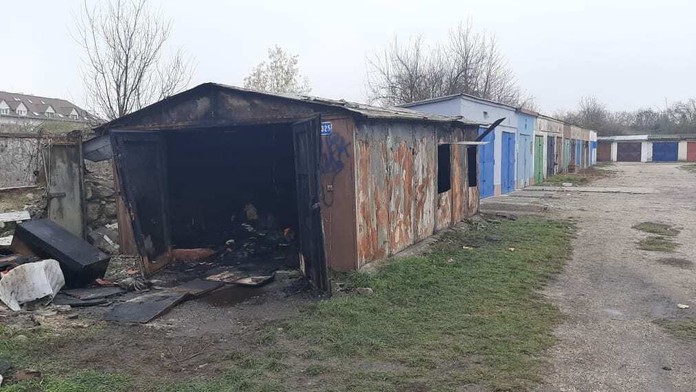 Garáž, v ktorej zhoreli dvaja bezdomovci.