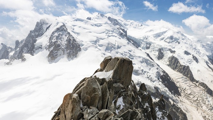 Tragédia na Mont Blancu: Skupinu horolezcov so sebou strhol rútiaci sa ľadovec, zahynula jedna osoba