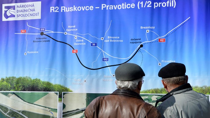 Obyvatelia Bánoviec nad Bebravou si pozerajú trasu plánovanej výstavby rýchlostnej cesty R2.