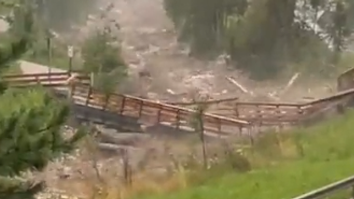 VIDEO: Skaza na rakúsko-talianskych hraniciach. Lokálna povodeň tam po búrke strhla mosty