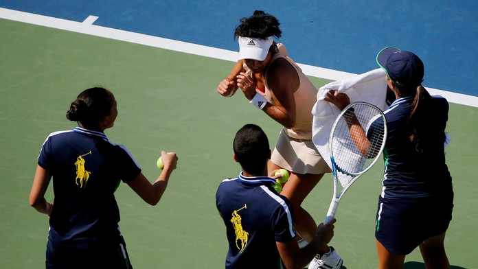 Zberači loptičiek sa snažia odohnať včelu od Japonky Kimiko Dateovej-Krummovej.