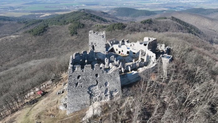 Starajú sa o štátny majetok, musia za to platiť. Prenájom parcely s hradom Tematín vyjde združenie na stovky eur