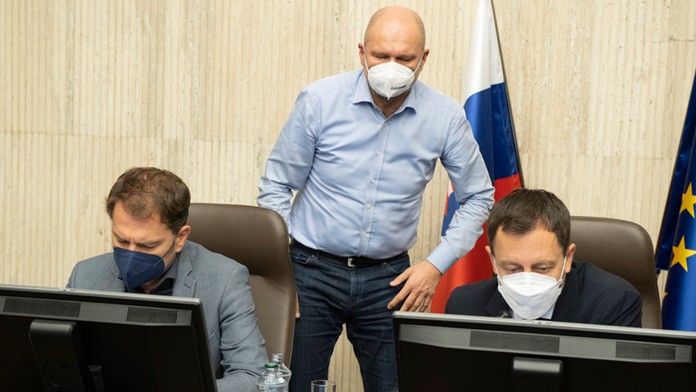 Vicepremiéri Igor Matovič, Richard Sulík a premiér Eduard Heger.