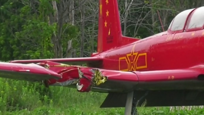 Lietadlo má poškodené krídlo.