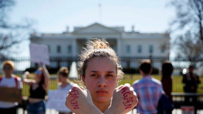 Študenti už viac nechcú zomierať pri masových streľbách. 