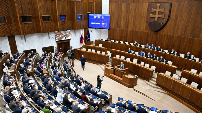 V parlamente budú zrejme až do rána odvolávať siedmich ministrov a na záver aj celú vládu