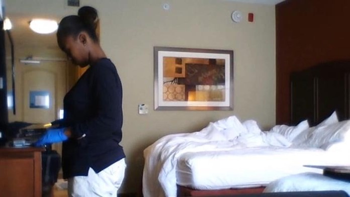 Upratovačka sa hrabala hotelovému hosťovi vo veciach.