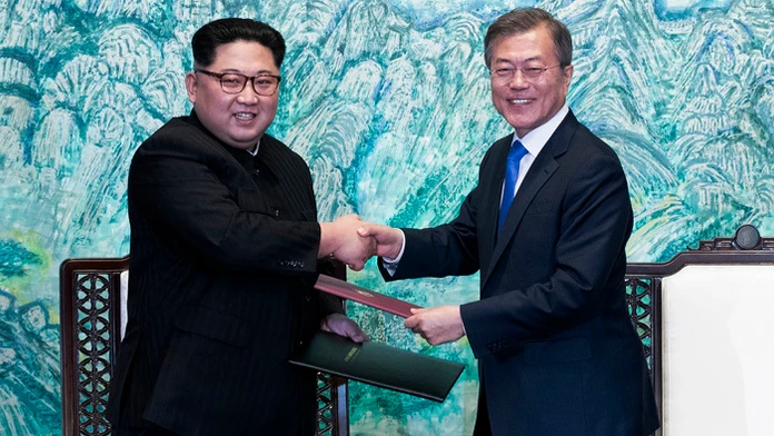 Lídri Severnej a Južnej Kórey Kim Čong-un a Mun Če-in.