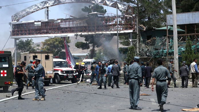 Bezpečnostné zložky na mieste útoku pri hlavnej bráne letiska v Kábule