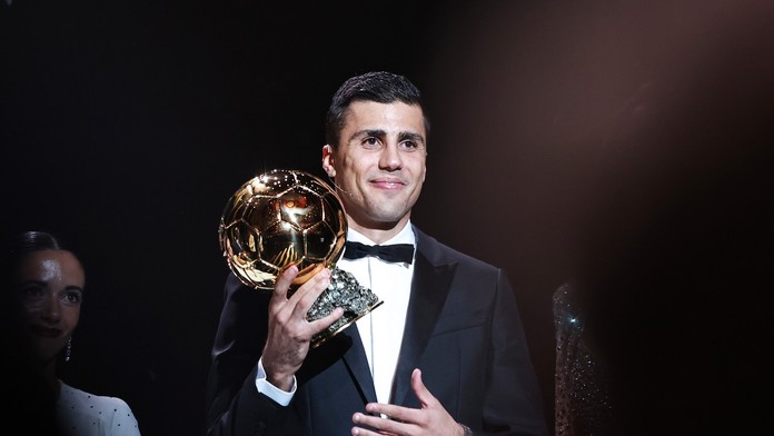 Má vysokú školu, o pozornosť nežiada. Nový kráľ futbalu je iný ako ostatní