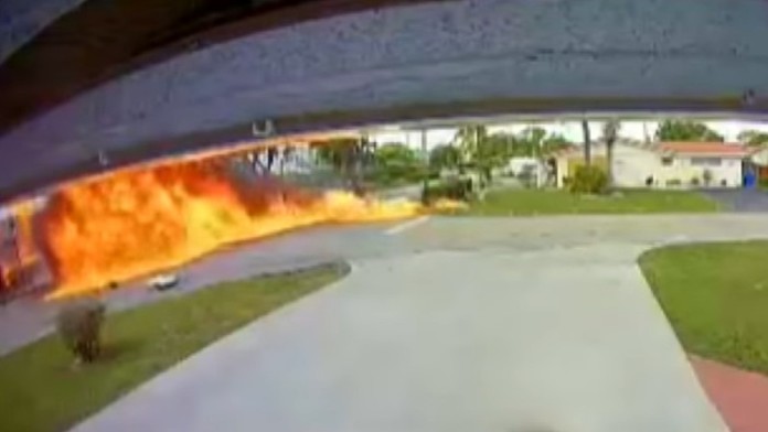 Kamera zachytila moment, keď lietadlo narazilo do idúceho auta.