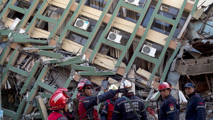 Venezuelskí záchranári sa organizujú pred pátraním po preživších po silnom zemetrasení.