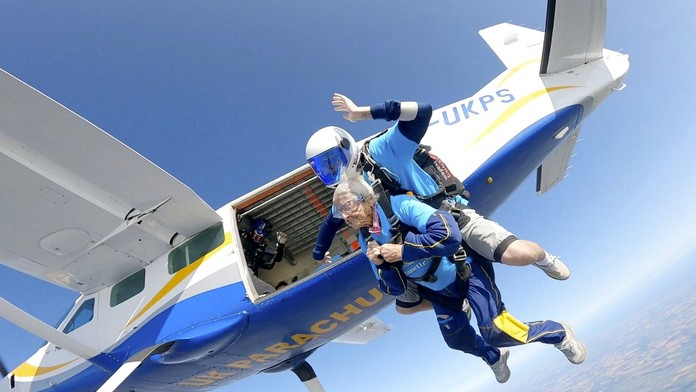 Na svoje 102. narodeniny skočila z lietadla.