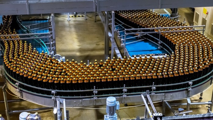 Druhý najväčší výrobca piva v Európe sa kompletne sťahuje z Ruska. Svoju divíziu predal za symbolickú sumu