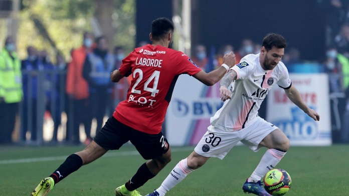 Lionel Messi (vpravo) a Gaëtan Laborde.