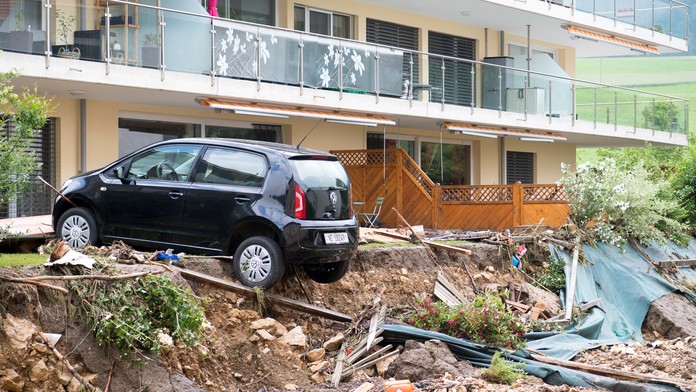 Poškodená cesta v Dombressone v okrese Val-de-Ruz na severozápade Švajčiarska.