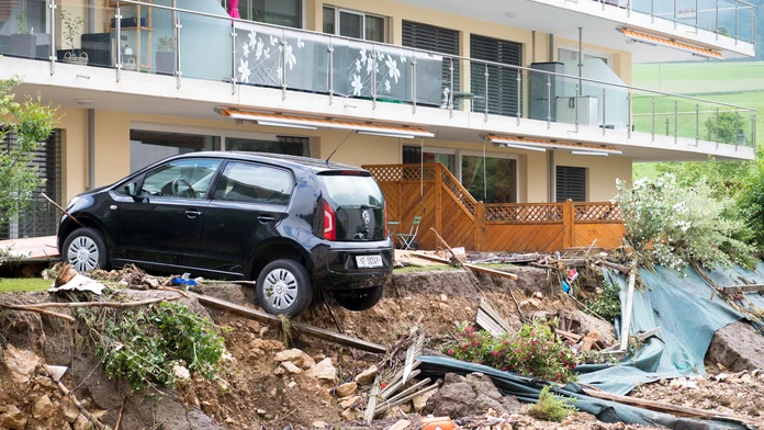 Poškodená cesta v Dombressone v okrese Val-de-Ruz na severozápade Švajčiarska.
