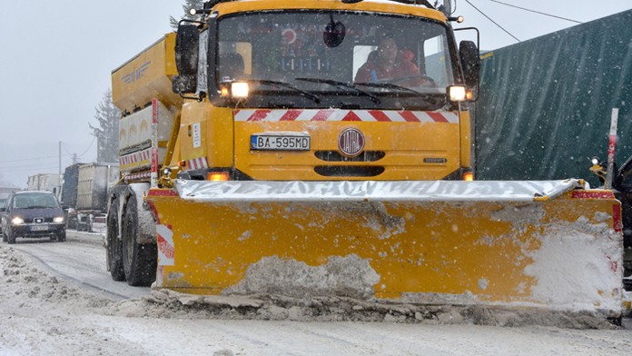 Posýpacie vozidlo v obci Košický Klečenov.