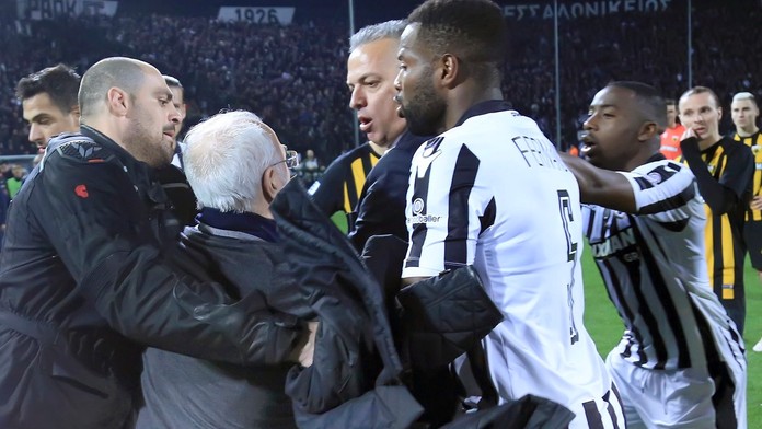 Prezident PAOK Solún Ivan Savvidis po zápase s AEK Atény.