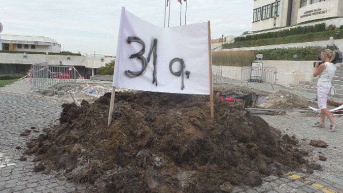 Sopka Etna chŕli popol po erupcii nad mestom Catania