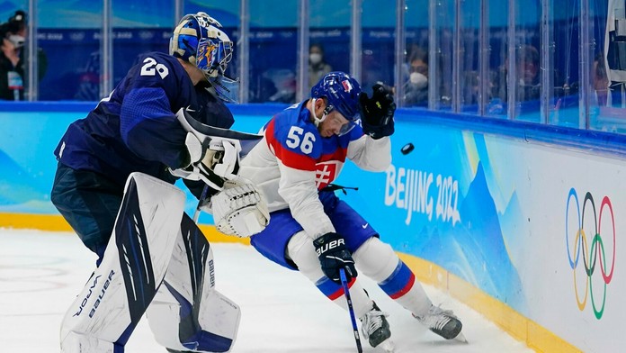 Sprava Marko Daňo v súboji o puk s gólmanom Fínska Harrim Säterim na ZOH 2022.