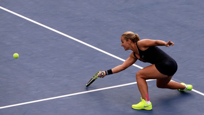 Cibulková vracia loptičku Bouchardovej v treťom kole US Open 2015.