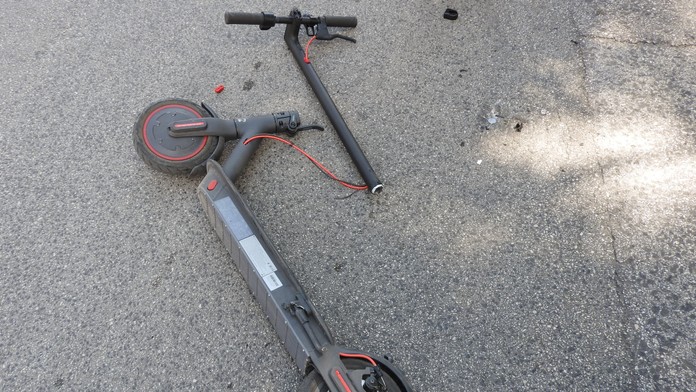 Kolobežkár po hádke zaškrtil motorkára remienkom od prilby