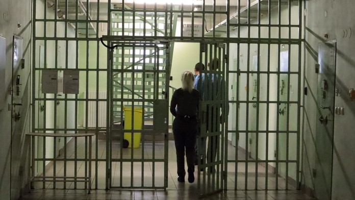 Muž terorizoval manželku, vyvrcholilo to útokom nožom priamo v jej práci