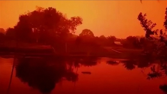 Zľava Victor Olofsson a Rasmus Dahlin z Buffala oslavujú gól v príprave proti Torontu.