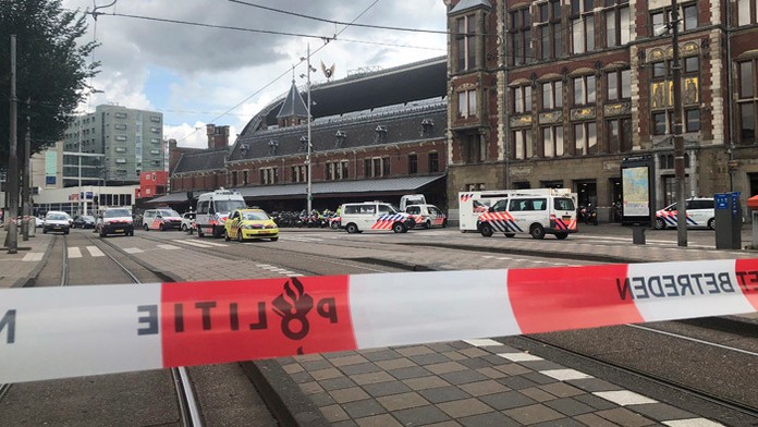 Holandskí policajti stoja neďaleko miesta útoku nožom neďaleko hlavnej železničnej stanice.