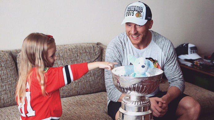 Marián Hossa so staršou dcérou Miou.