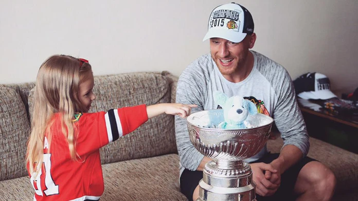 Marián Hossa so staršou dcérou Miou.