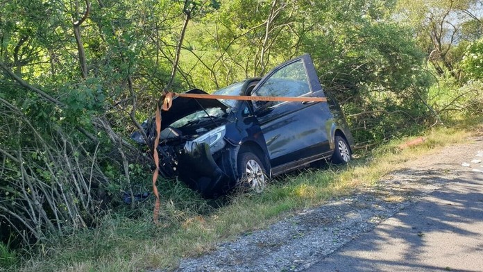 Auto, v ktorom sa zranilo päť osôb.