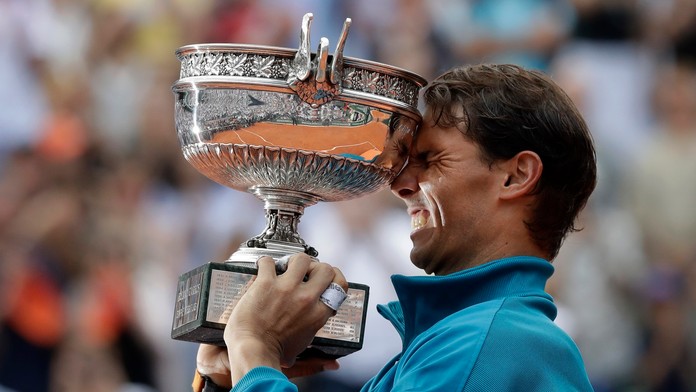 Rafael Nadal s trofejou pre víťaza Roland Garros.